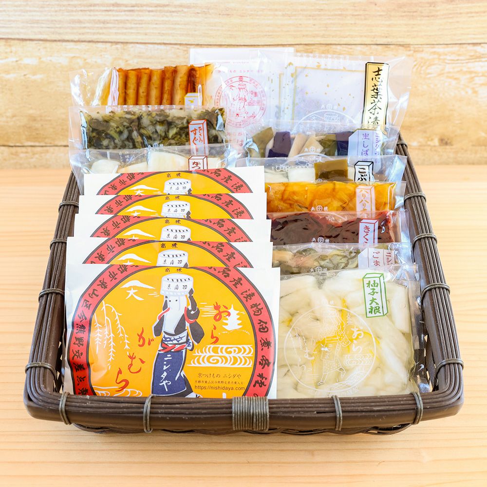 五十恩 お歳暮用装飾品 人形の田辺 / 一徳 プラチナ箔押兜 金屏風飾り